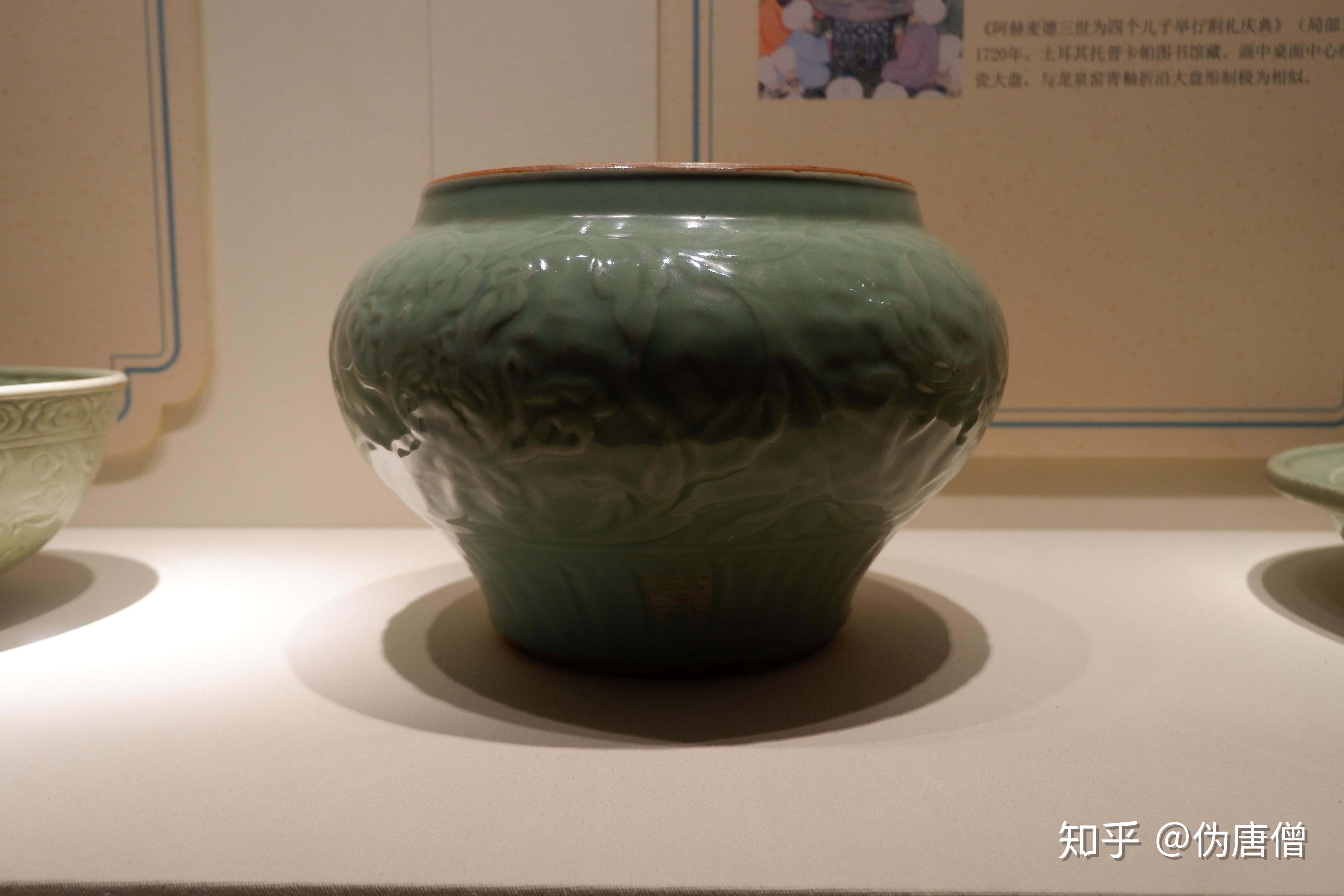 博物馆里的瓷器史33元61龙泉窑青釉缠枝菊纹撇口瓶中国国家博物馆藏