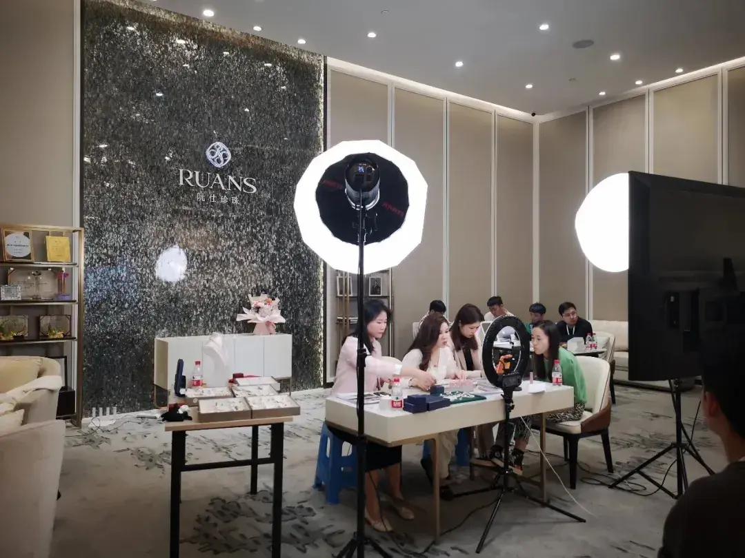 阮仕珍珠入驻飞雀直播基地再增光华