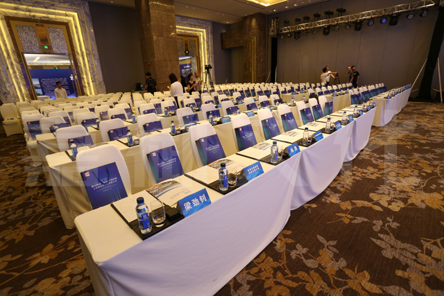 牌;2,来宾接待台,设两名接待礼仪登记来宾和发放会议资料与参会企业