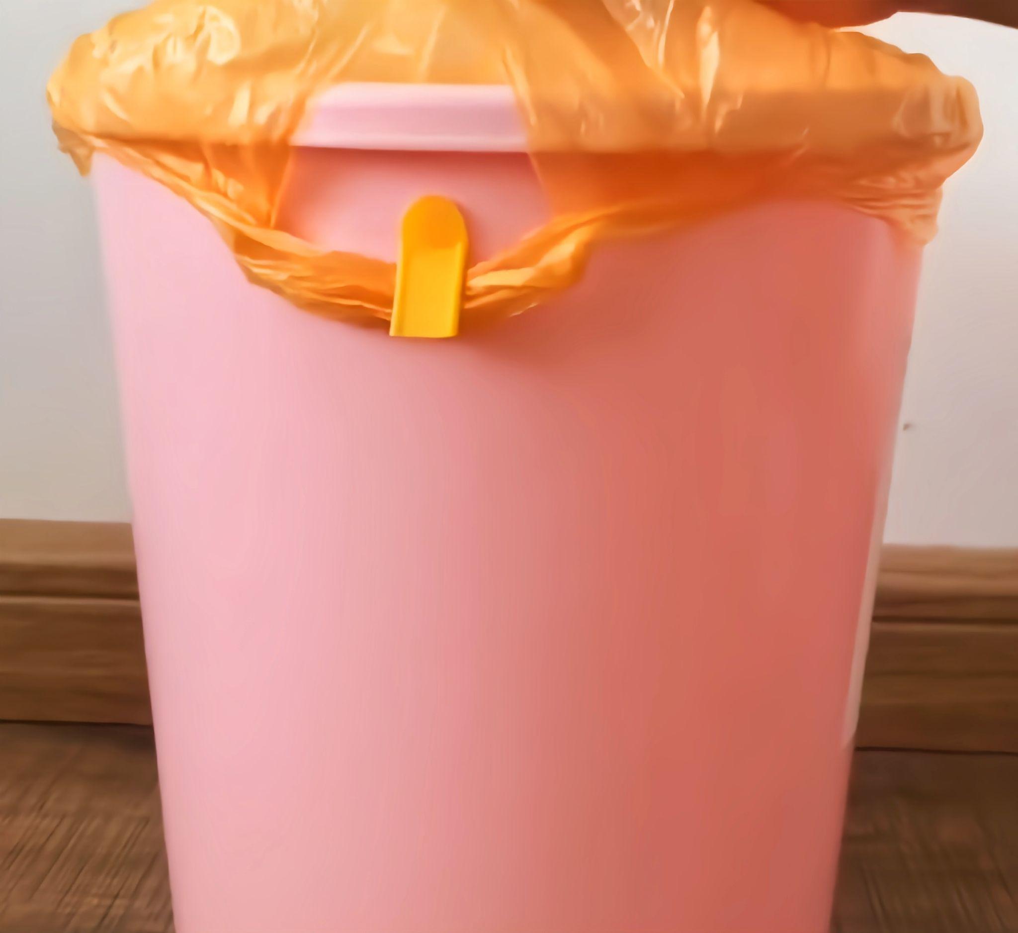 分享20个生活小妙招,牛奶箱提手粘在垃圾桶两侧,袋子牢固不滑落