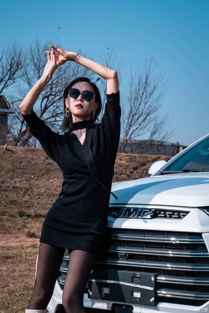 " 结果她却怼小编句:"除了越野车,你觉得还有什么车,配得上老娘的气质