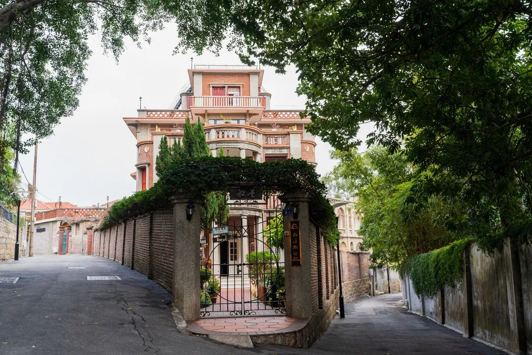 鼓浪屿船屋建于1920年,由美国建筑师郁约翰设计(鼓浪屿八卦楼的建筑师