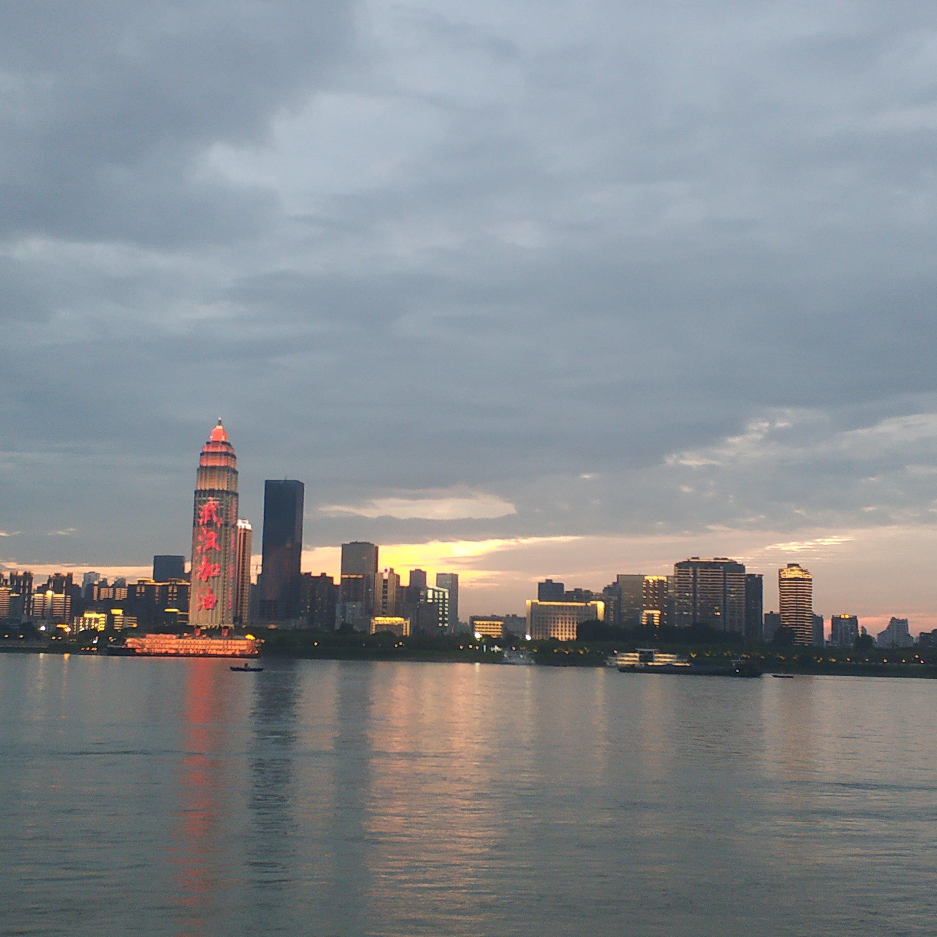 江城记1:江滩浮影