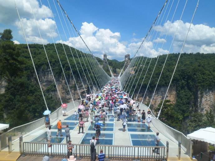 巨型高空5d玻璃桥超长玻璃丛林漂流落户西游洞