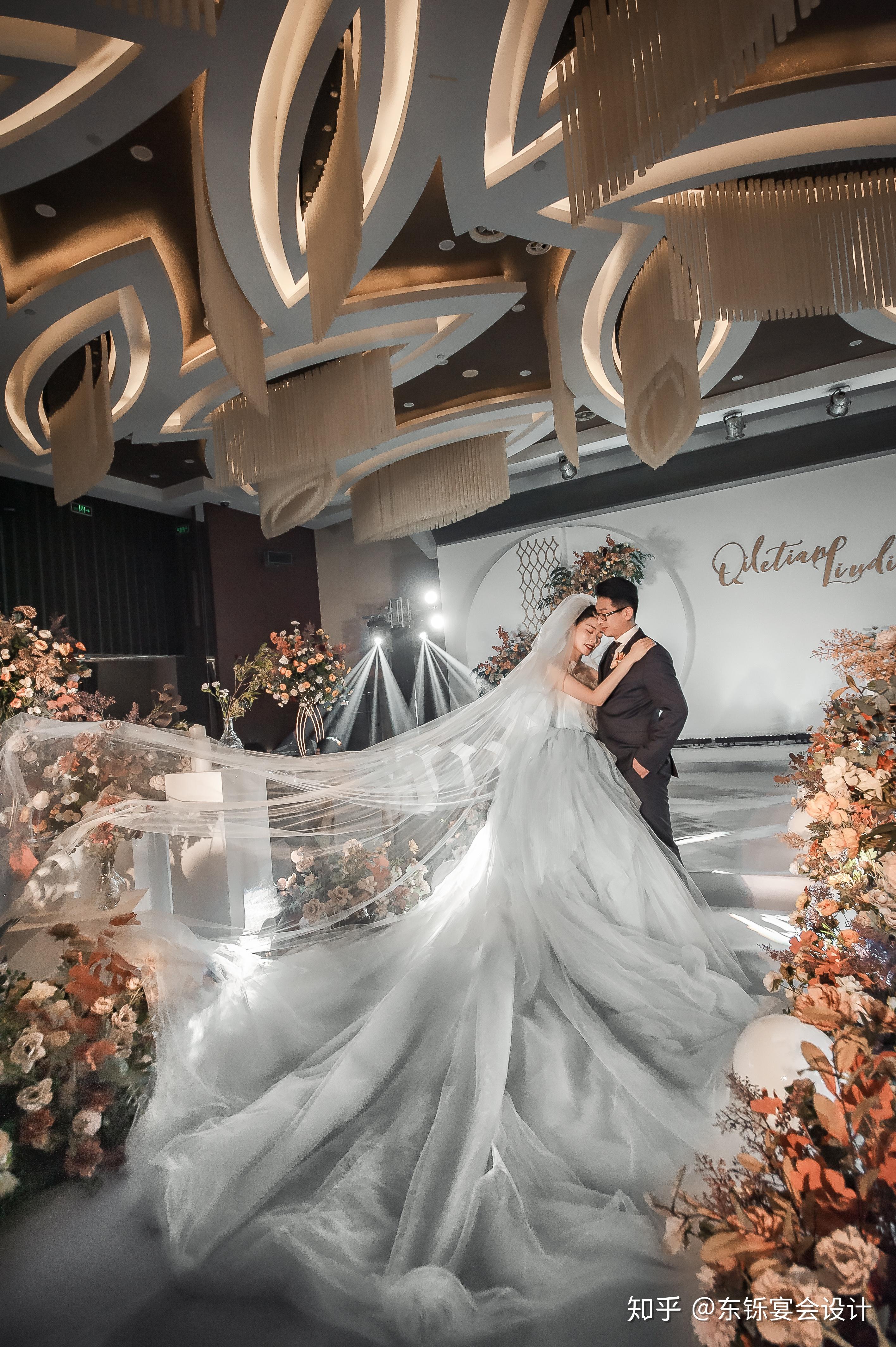 呈现了一场简约高级与摩登现代相得益彰的婚礼手捧花:在黄为主色调的