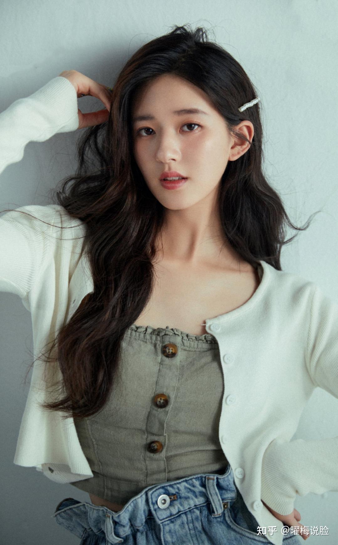 笑起来让人感觉很舒服优越的高颅顶赵露思的门颅顶高,发量浓密,额头