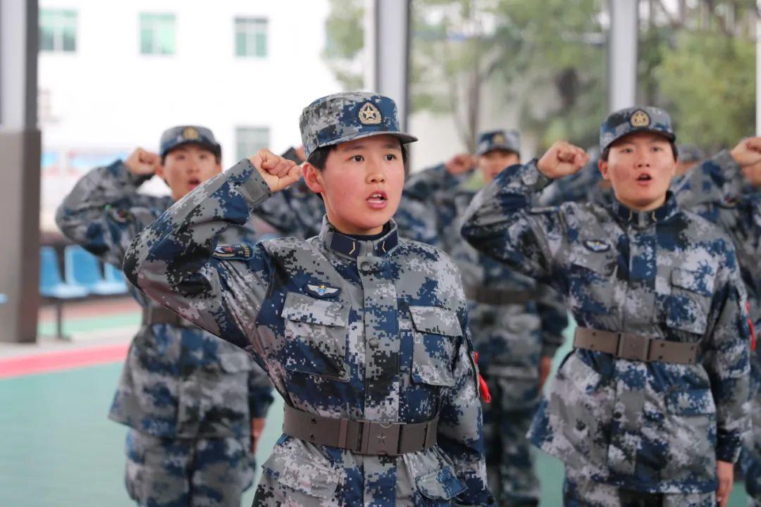 女兵们对着军旗庄严宣誓她们用挺拔的军姿坚毅的眼神迎接军旅生涯的第