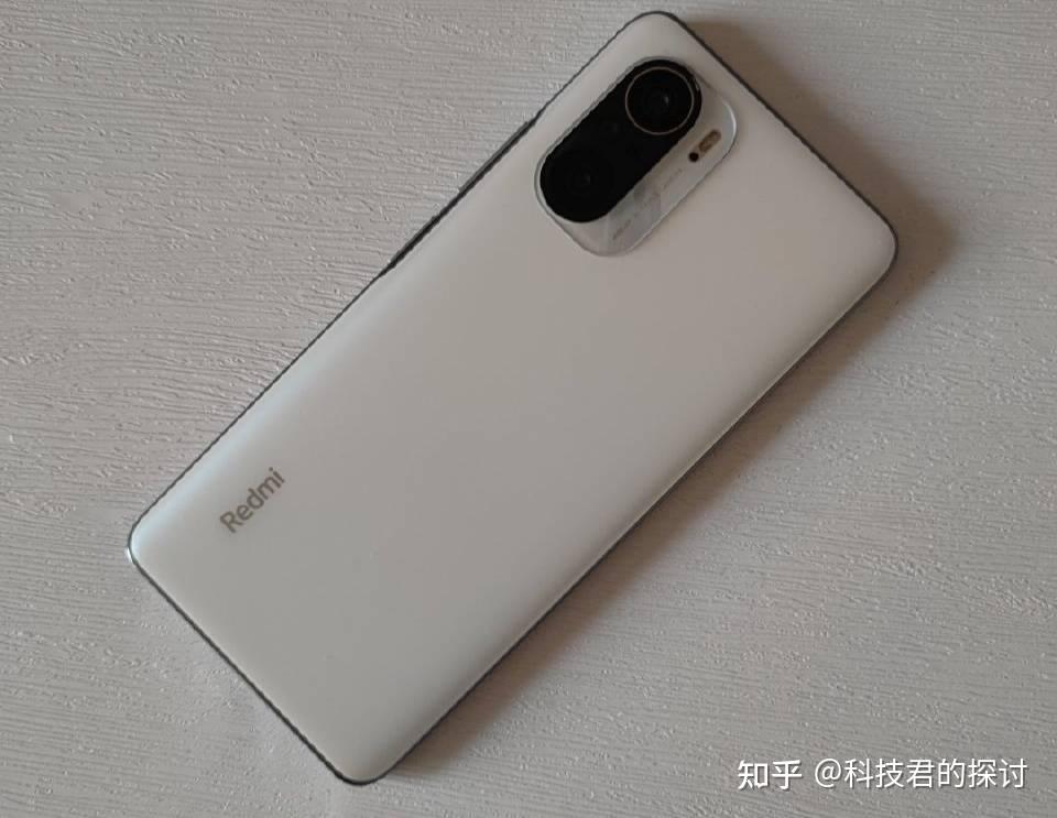 改变了一贯作风,趋近iqoo?红米k40摒弃了金属边框 ,选择了塑料边框.