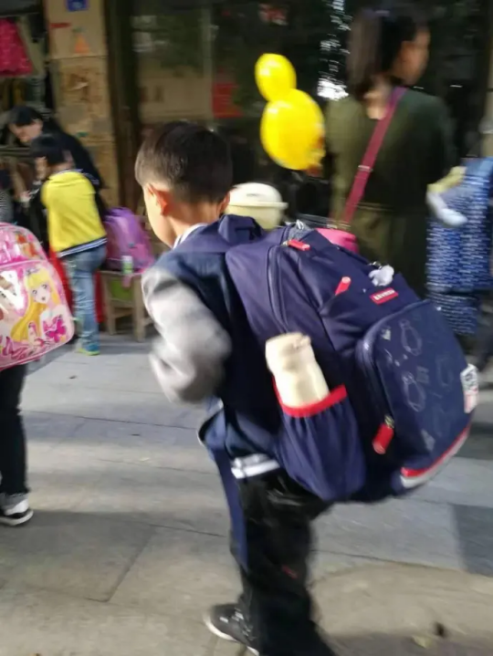 正确背书包,别让“知识”压弯了孩子的脊柱 - 知乎