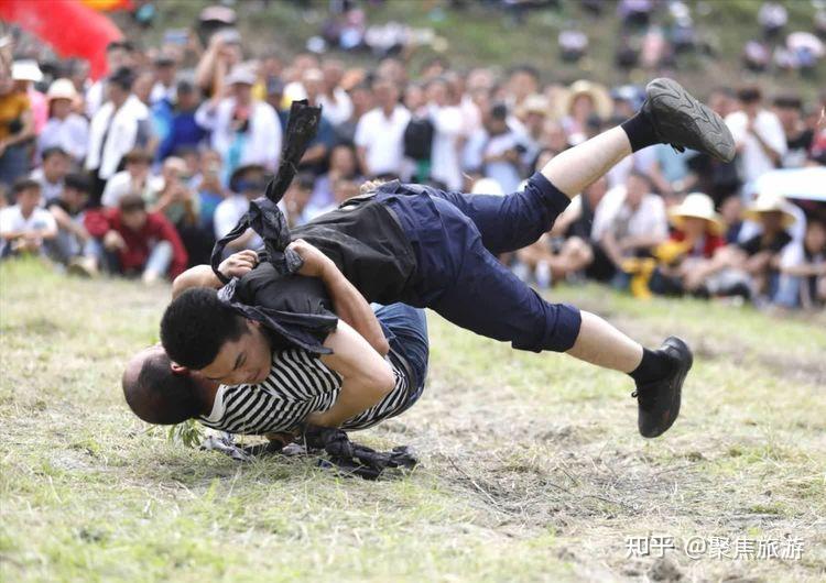 贵州黎平侗族传统摔跤活动让各民族紧紧抱在一起