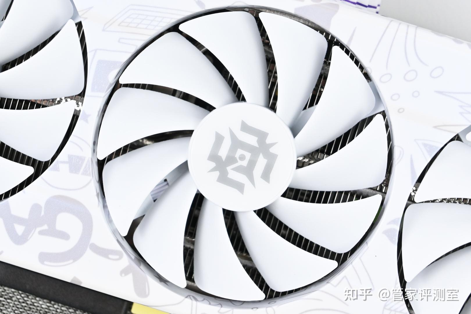rtx4070 x-gaming欧泊白采用白色涂鸦风格外观主题,机身外观上呈现全