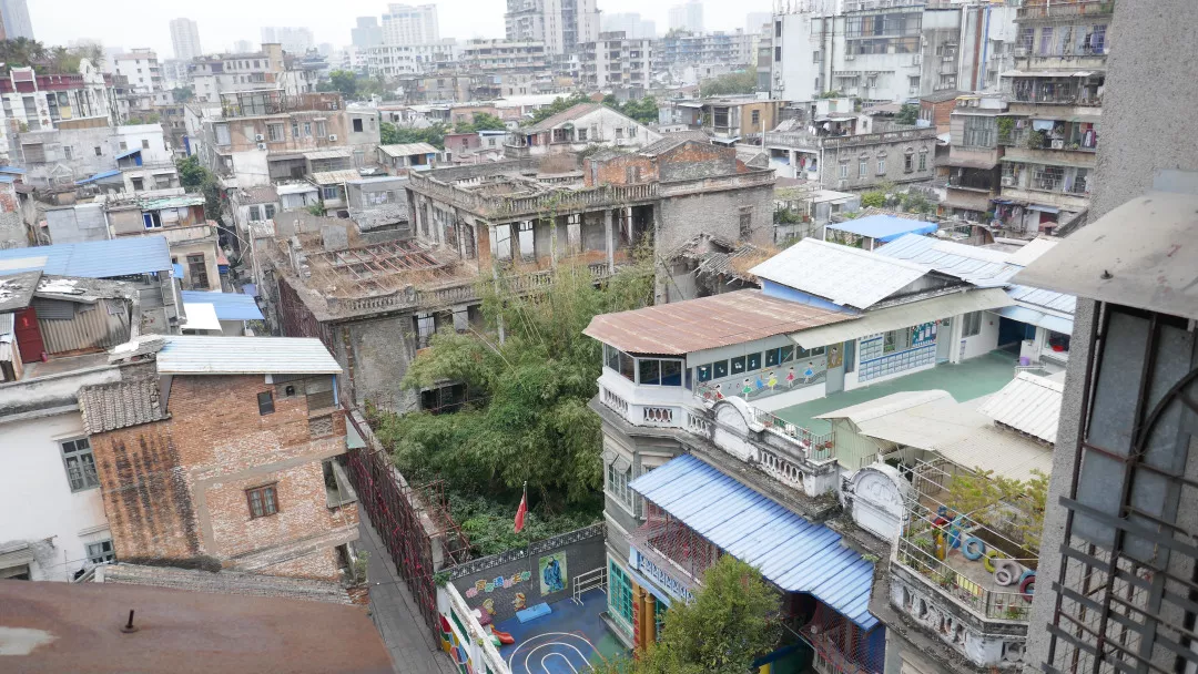 图 | 附近民居的俯瞰角度,长满竹林的便是傅老榕故居.