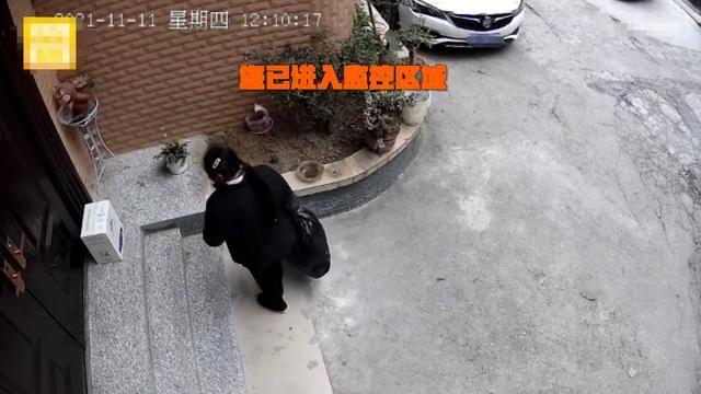 湖北：男子不在家，快递将包裹放家门口，大妈想偷被监控声音吓走 知乎 6224