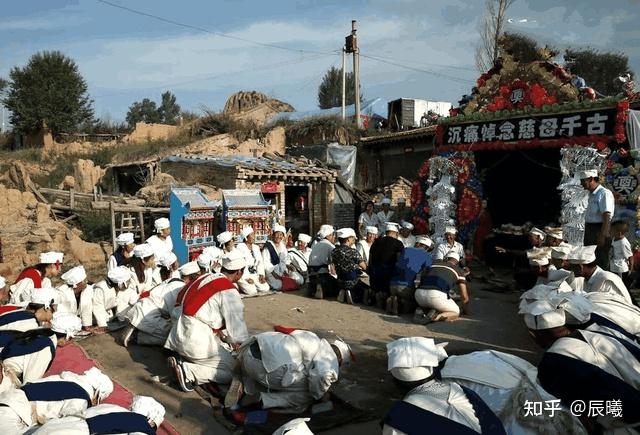 为什么明明是葬礼,可是在吃席的时候,人们还是有说有笑的? - 知乎