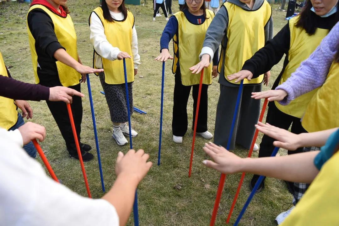 "不倒森林","传递梦想","旱地龙舟","齐头并进",拓展项目一个接一个