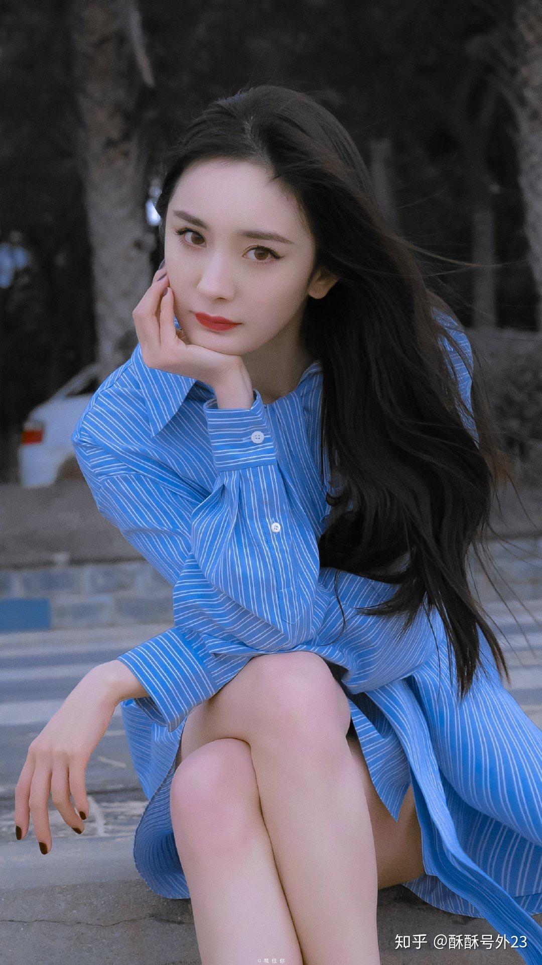 杨幂蓝色衬衫搭配洞洞鞋 - 知乎