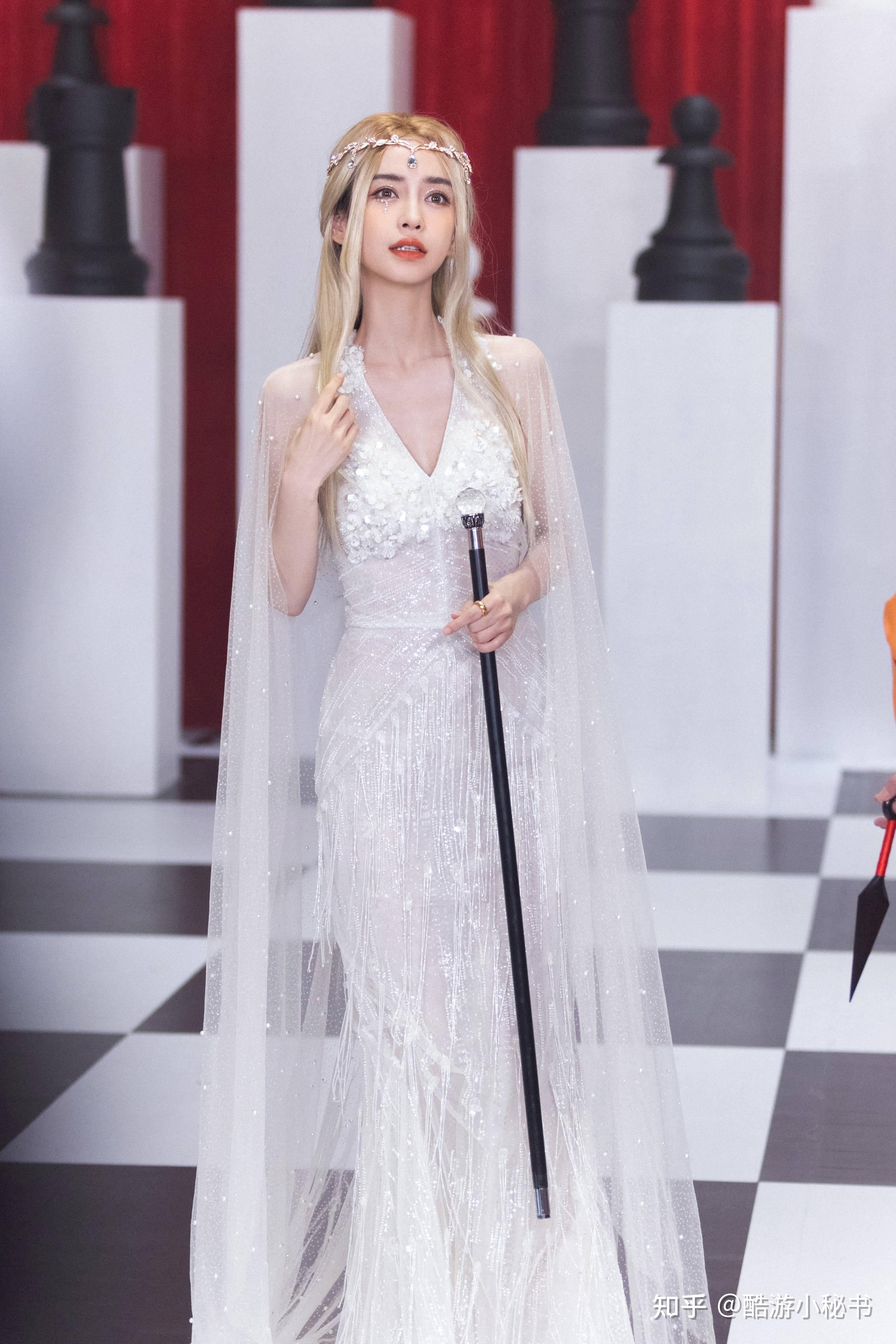 杨颖cos精灵女王 头戴王冠金发长裙仙气飘飘