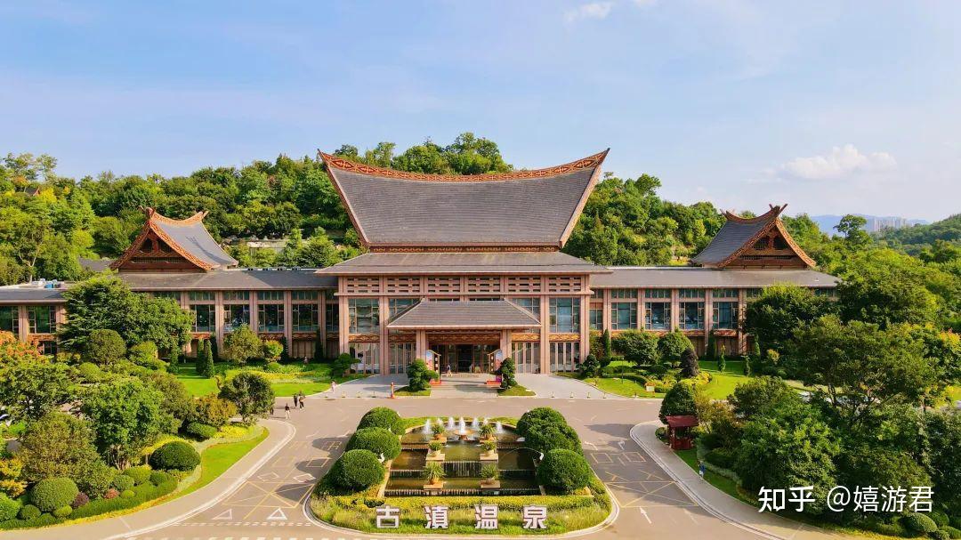 古滇温泉山庄由室外山林温泉,室内休闲娱乐中心,半山温泉酒店和室内热
