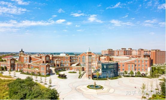 青岛航空科技职业学院以"人文,科技,梦幻,经典"为核心规划理念,学院