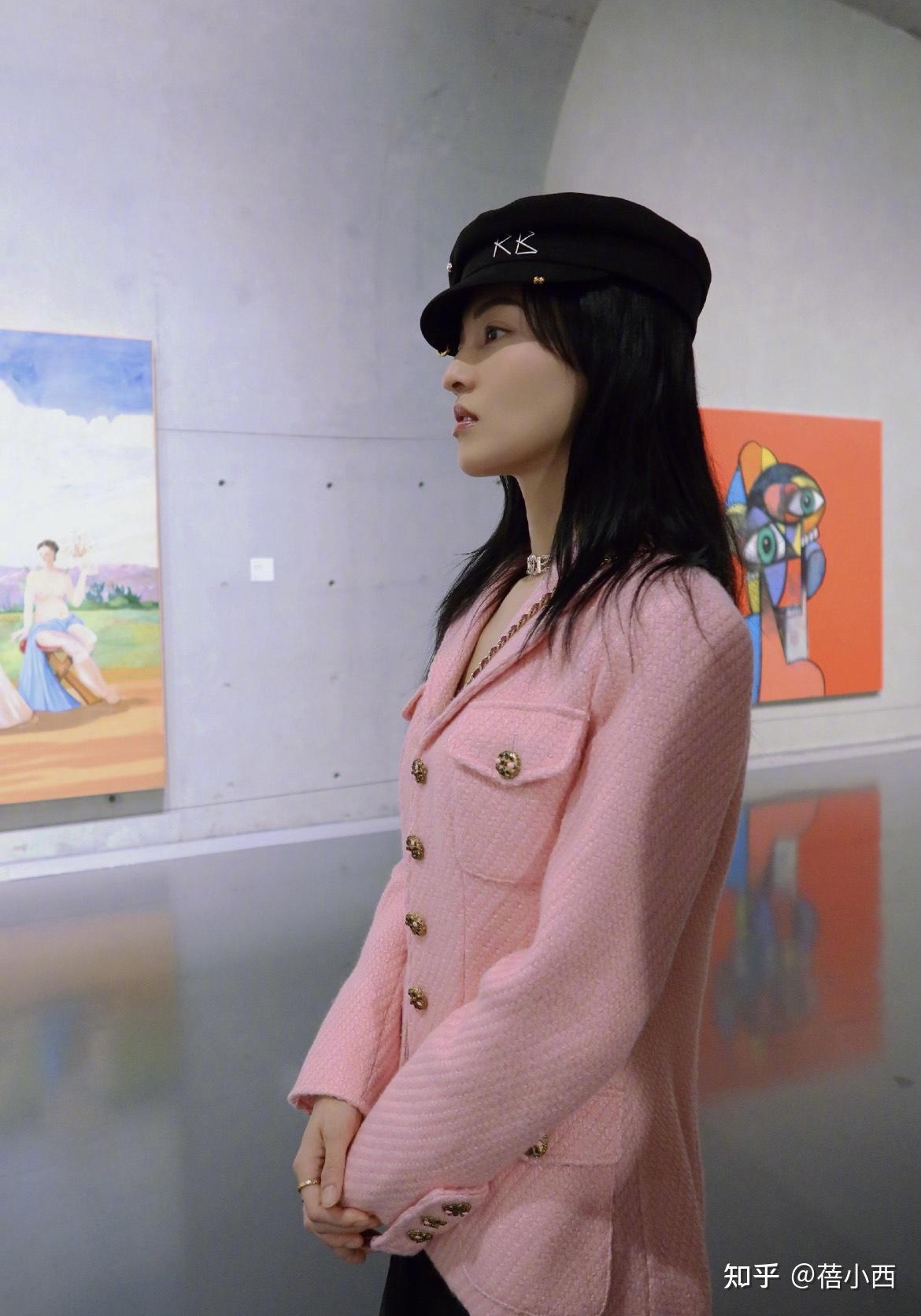 初春火了一种西装叫张韶涵的黑西装一身黑搭配美出新高度