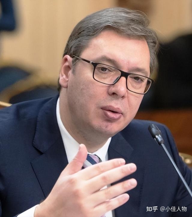 武契奇罕见公开家庭照,和7岁的小儿子踢球,43岁外交官妻子惹眼