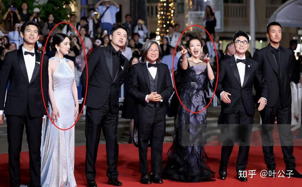章子怡亮相戛纳红毯,表情夸张春风得意,杨幂无人搭理好尴尬