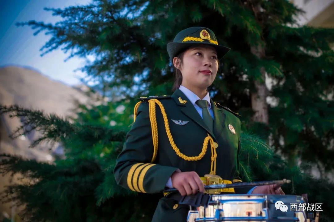 西藏军区业余军乐队的女兵们,用汗水浇灌青春,伴着音乐振翅高飞.