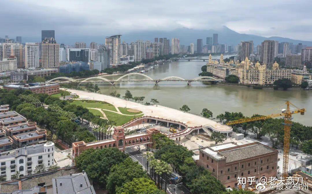 东面是上世纪末建成的利嘉城元洪城等,西面紧靠青年广场的半岛国际