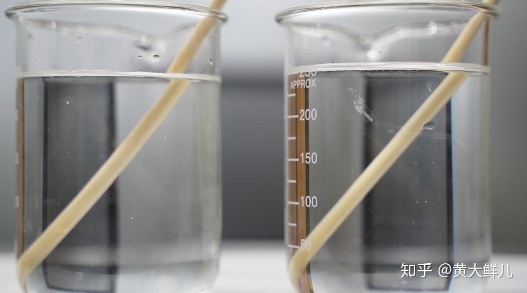 折射率程度第三步:观察天然矿泉水中的牙签呈现的弯曲现象较大(右图)