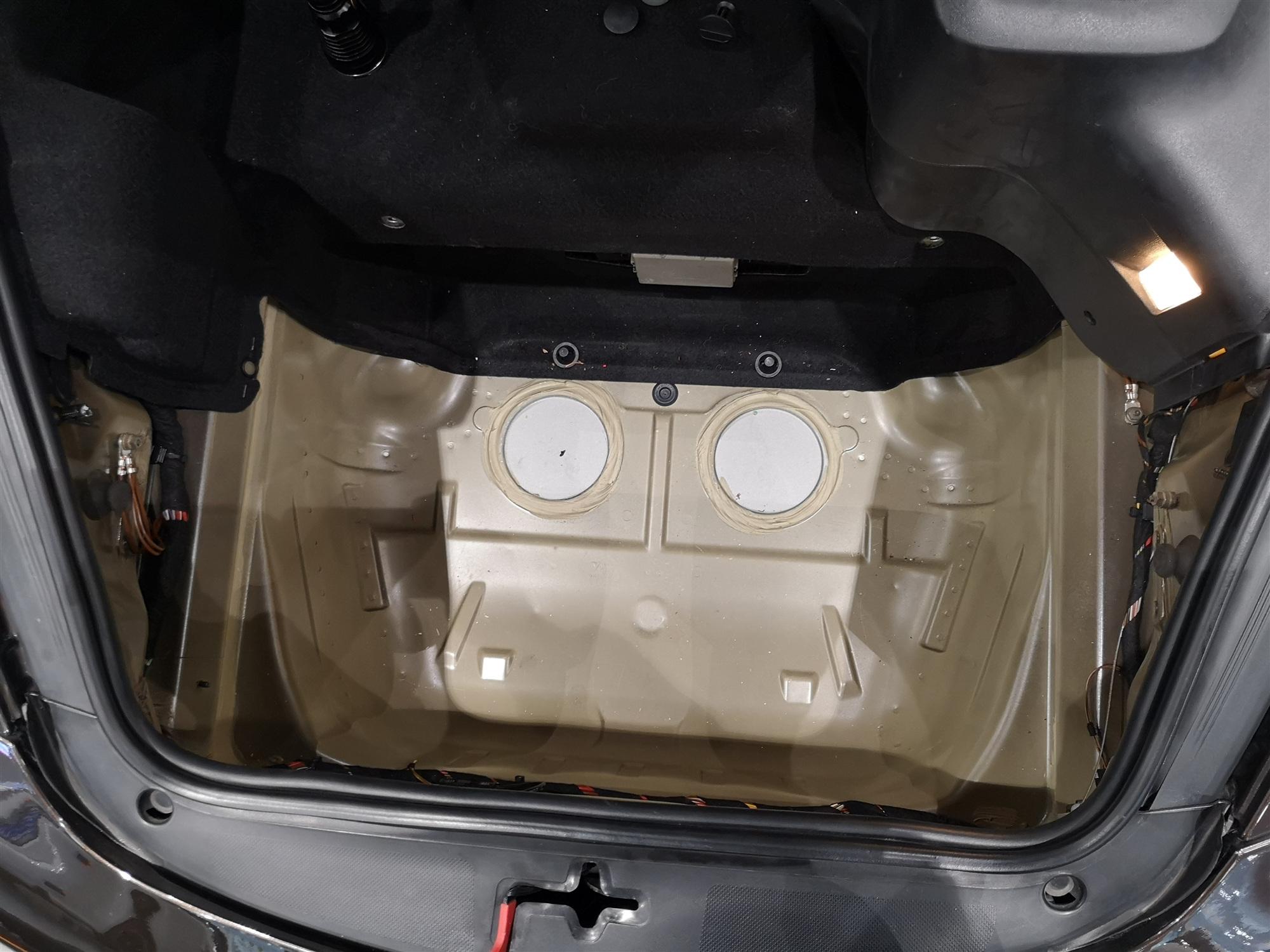 两侧减震包固定螺丝未见有明显拆卸痕迹其实国内所说的原厂保时捷电瓶