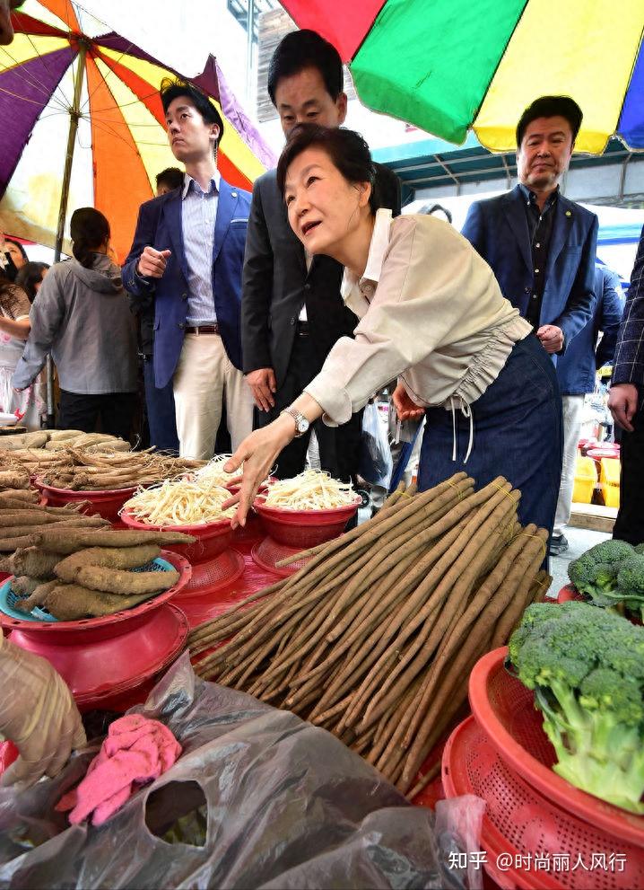 71岁朴槿惠逛菜市场买东西接地气驼背很明显衬衫配牛仔裙很美