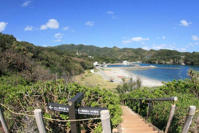 在母島上,你可以登上小笠原群島中有人島的最高峰乳房山從鮫崎展望臺