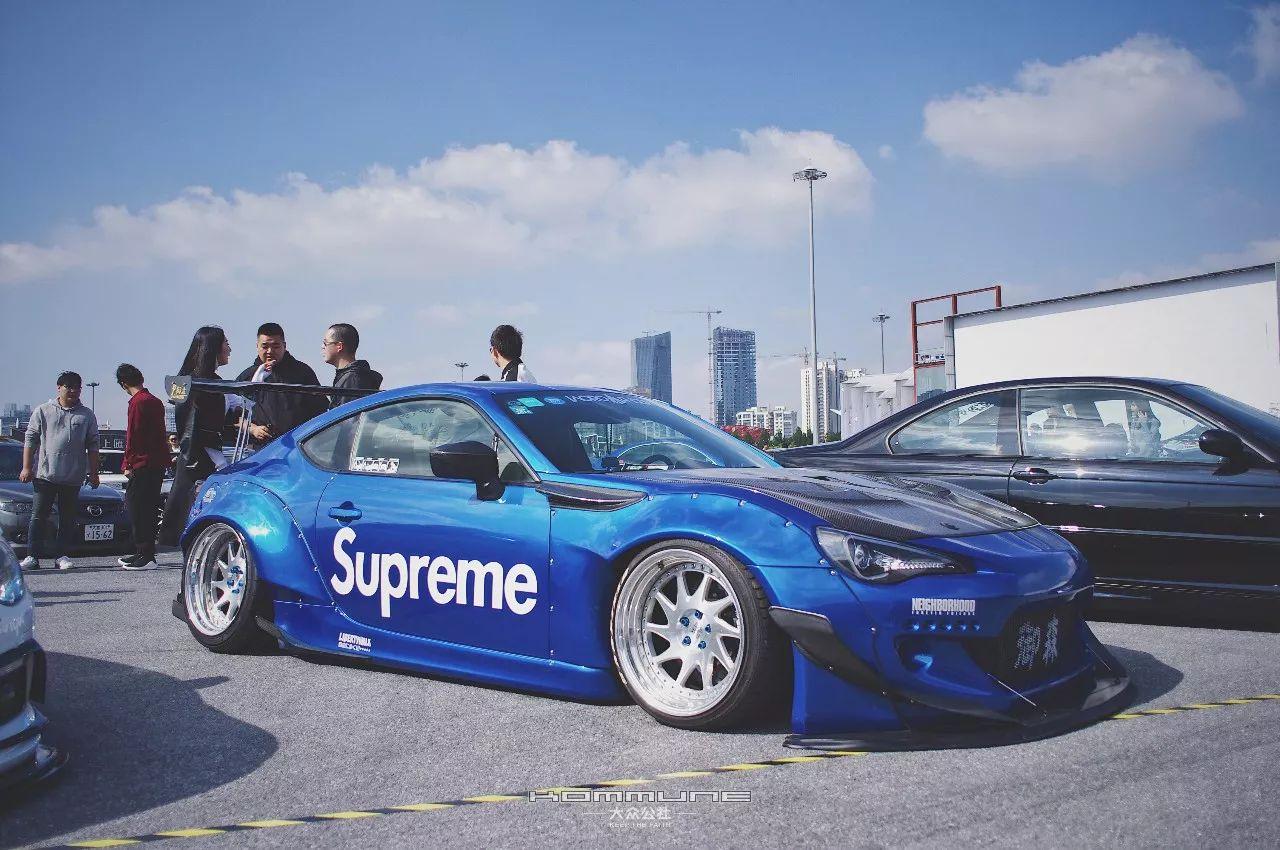 位小姐姐从复古的宝马e46旁走过黑武士辉昂骚黄的奥迪s3门神ttrs周六