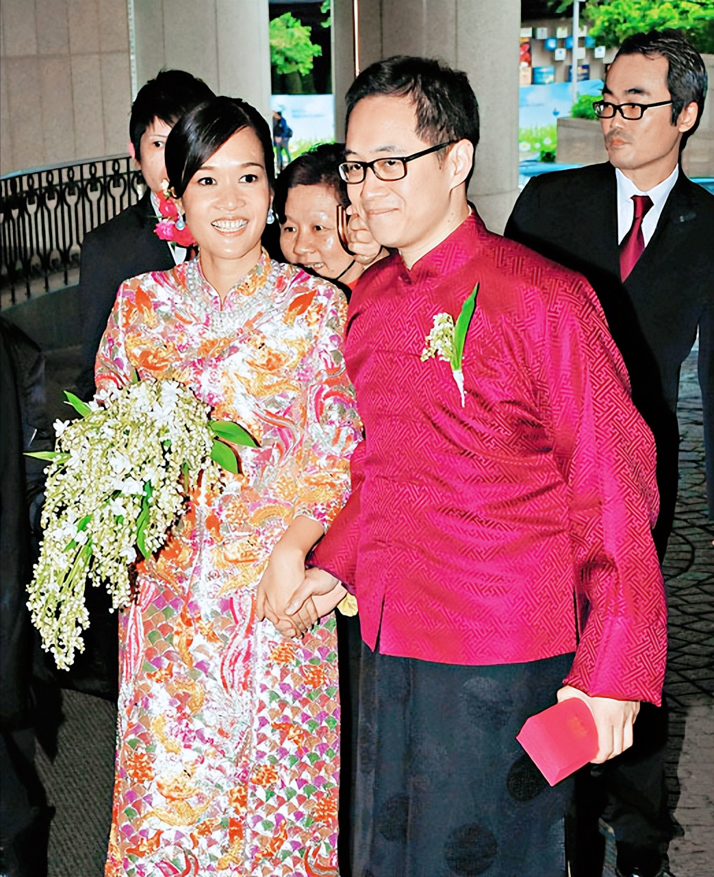 她是香港第三大富豪孙女,嫁钢铁大王孙子生3个孩子,今身家百亿 - 知乎