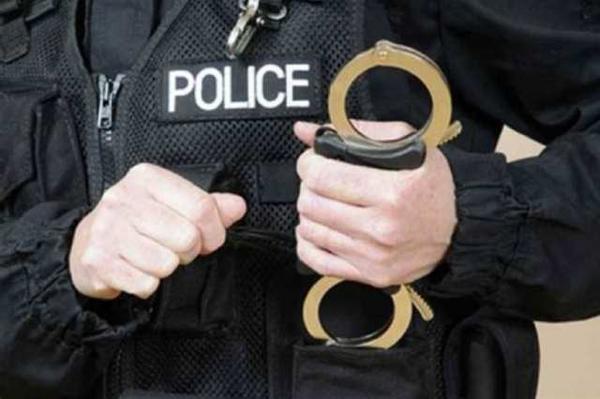 美国警察可以有效地约束住违法人员,然后再将其戴上手铐