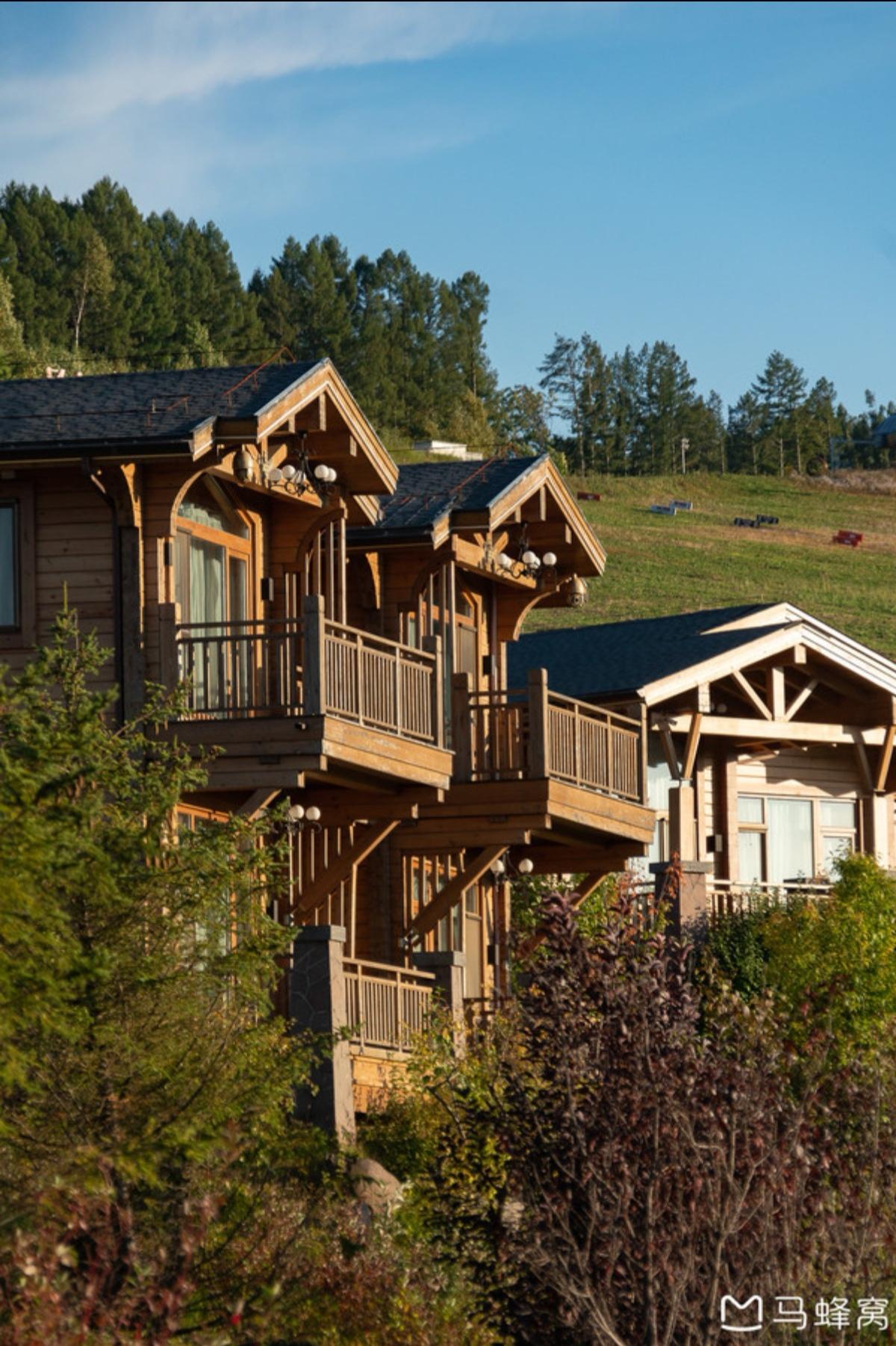 长白山的酒店主要分别位于西坡景区和北坡景区,前往南坡游玩的游客