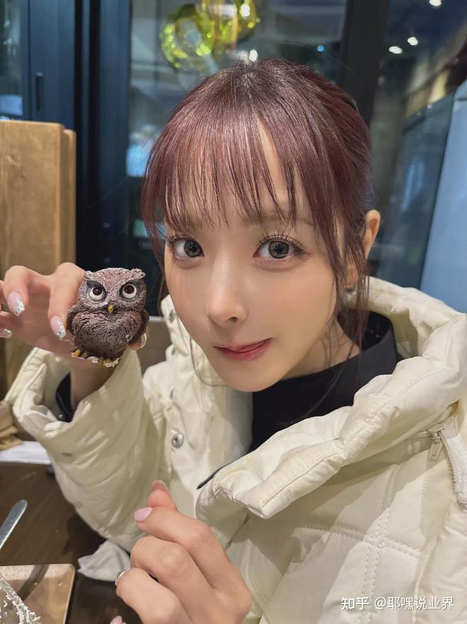 耶嘿2023年12月日本女老师销量榜年榜第一已无悬念