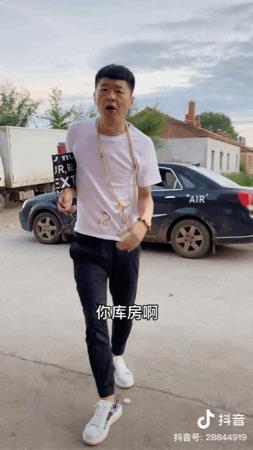 边捡破烂边抽中华抖音爆火的东北街溜子到底有多爱装逼