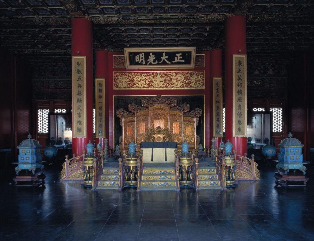 坤宁二宫为中央,东,西分布皇帝的便殿,和后妃们居住的东六宫,西六宫