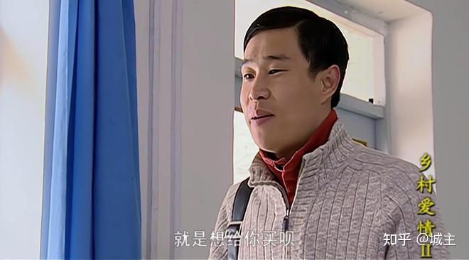 第一部中赵本山的徒弟关小平饰演第一个赵四,后面因为接拍私活被师父