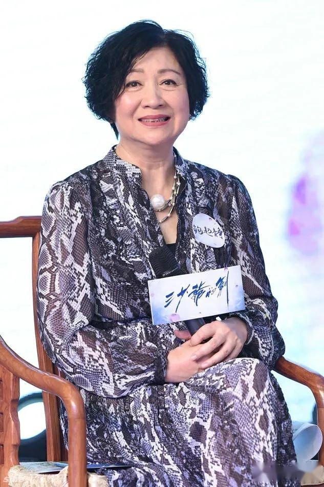 比变老更可怕的是乱穿衣!73岁鲍起静审美出众,演绎大方与优雅