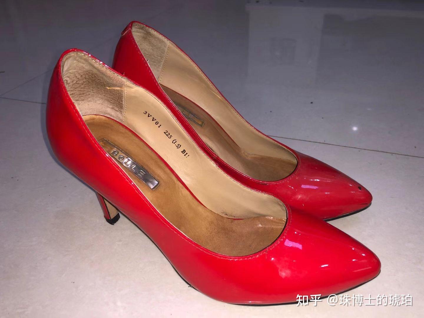 妹妹喜欢穿高跟鞋,可她却是名副其实的汗脚