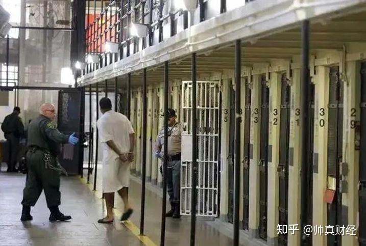 美国最牛囚犯13名女狱警做他的情妇帮其走私为其生5个孩子