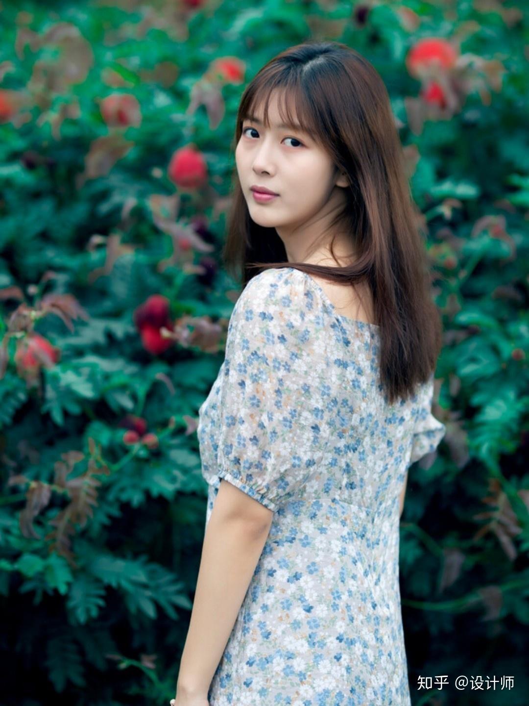 6,背对镜头,自然回头看