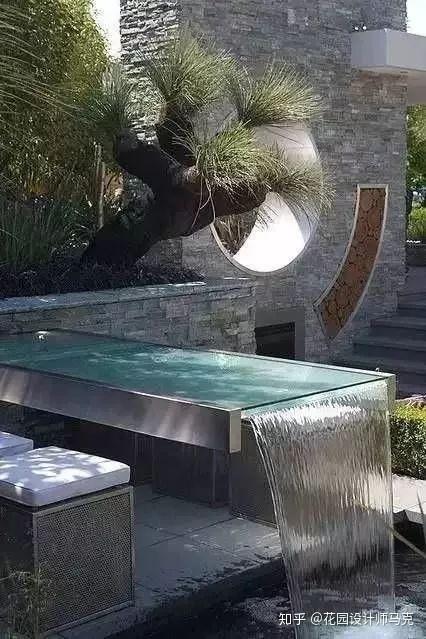 跌水景观的形式种类1,水立面形式:线状,点状,帘状,片状,散落状2,落水