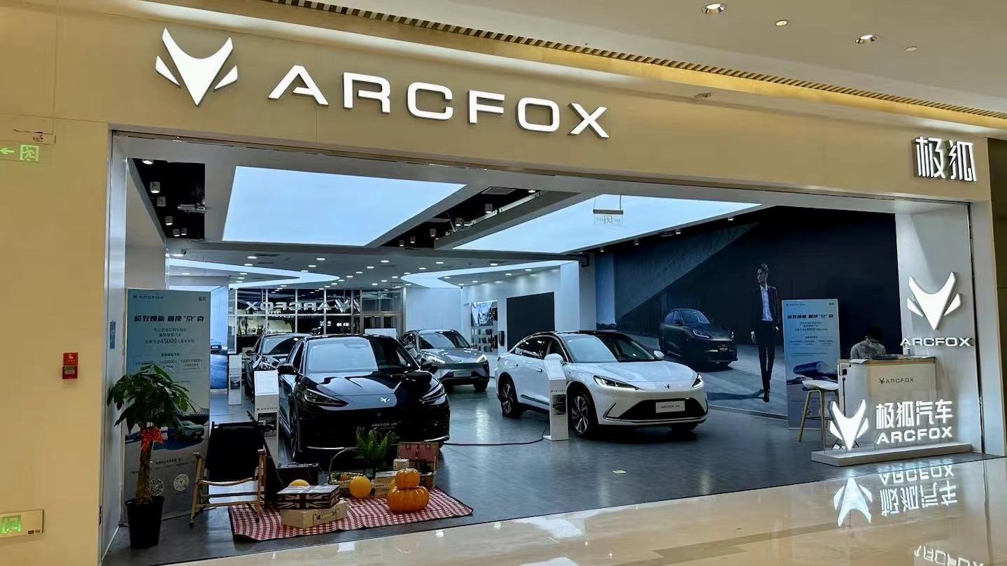 特斯拉带着直营店开倒车,烧钱也要有度