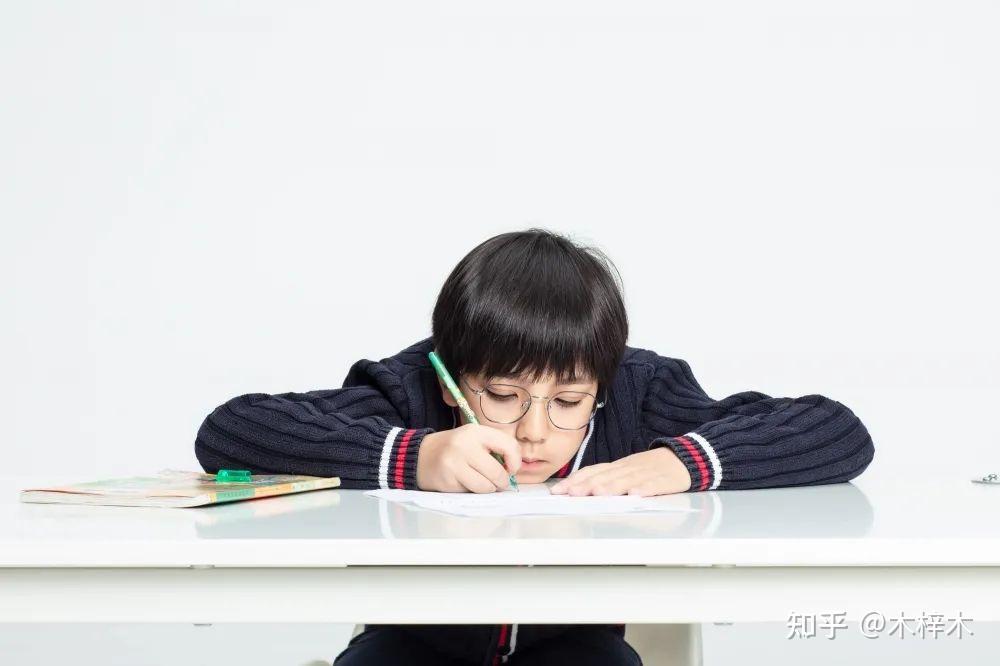 如何能尽早的发现小孩的眼睛是否近视呢