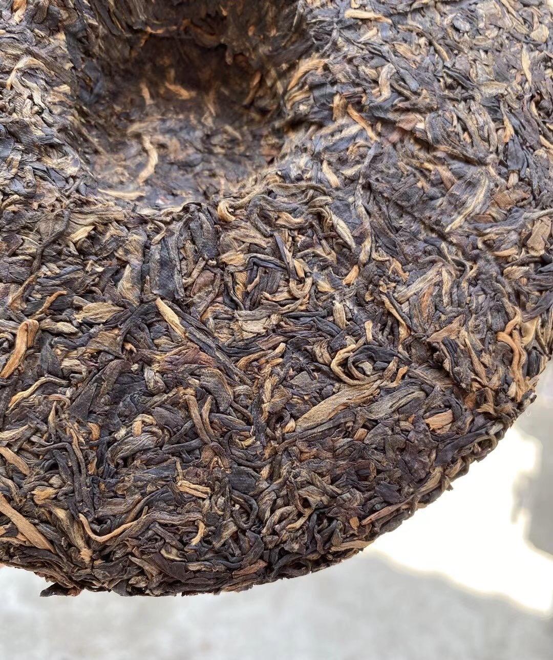 2007年 凤牌7811金奖生普洱茶饼,云南省凤庆茶厂,云南滇红集团 - 知乎