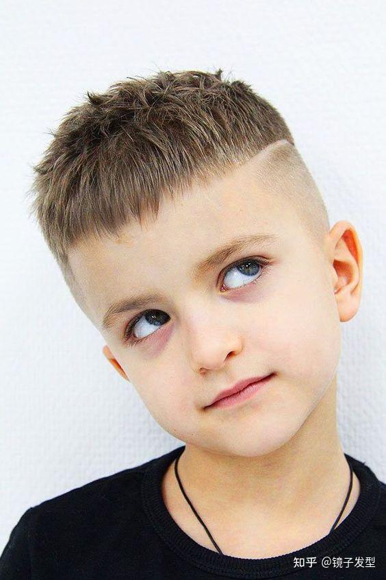 当下小男孩可供选择的发型款式还是比较多变的,无论你儿子是粗硬发质
