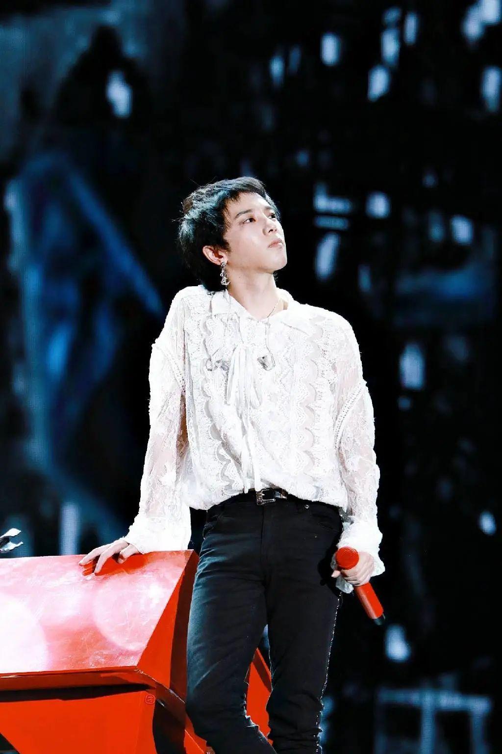 华晨宇壁纸花花超性感的嘴唇美图来了肉嘟嘟的看着好可爱